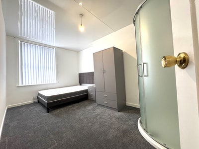 Newly Refurbished Single & Double Rooms to Let Main Photo