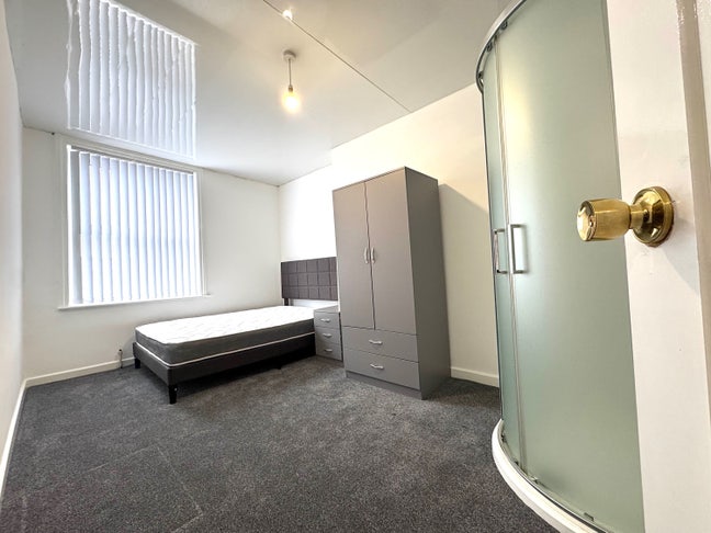 Newly Refurbished Single & Double Rooms to Let Main Photo