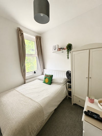 Room available in a two bedroom Tyneside flat  Main Photo