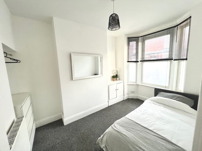  &pound;495 | Bills inc📍15 mins to City  Centre Main Photo