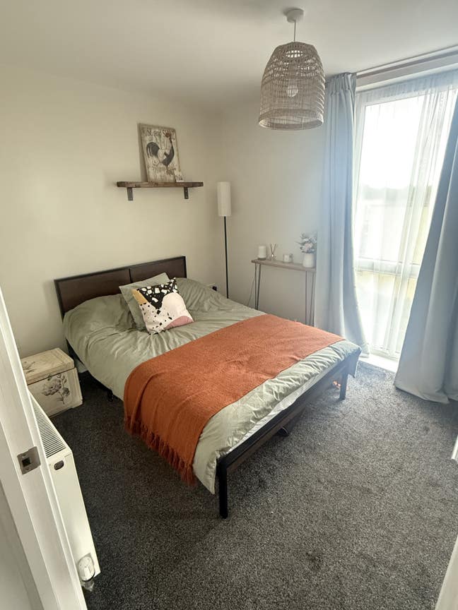 Double Room + Private Bathroom in Stylish 2-Bed Fl Main Photo
