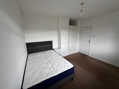 Double room in abbeywood  Main Photo