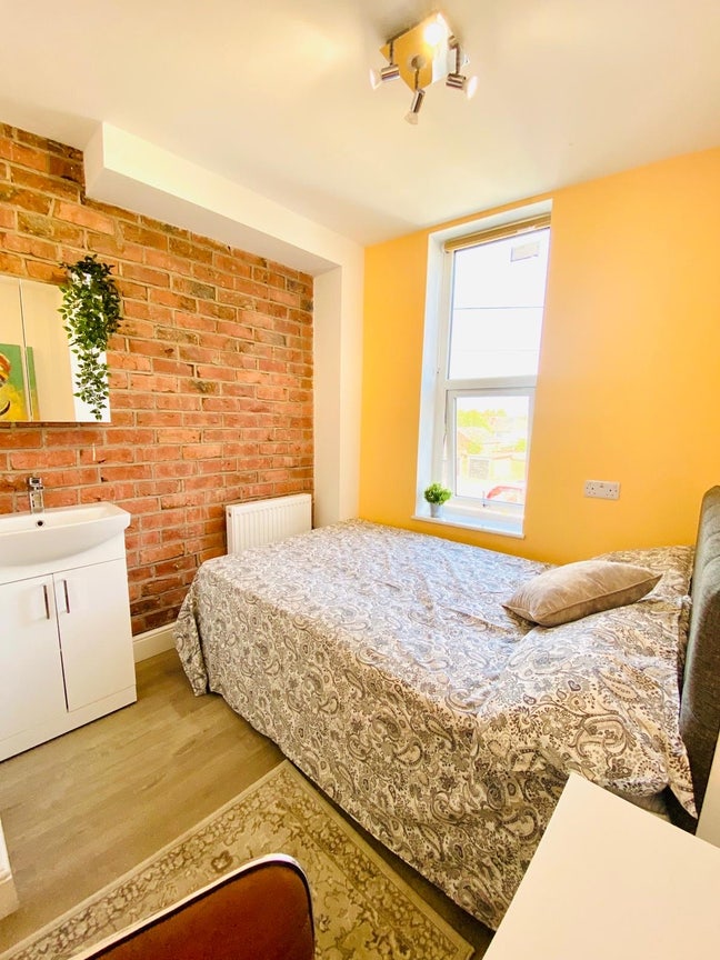 BRAND New Designer En -suite room Whitefield Main Photo