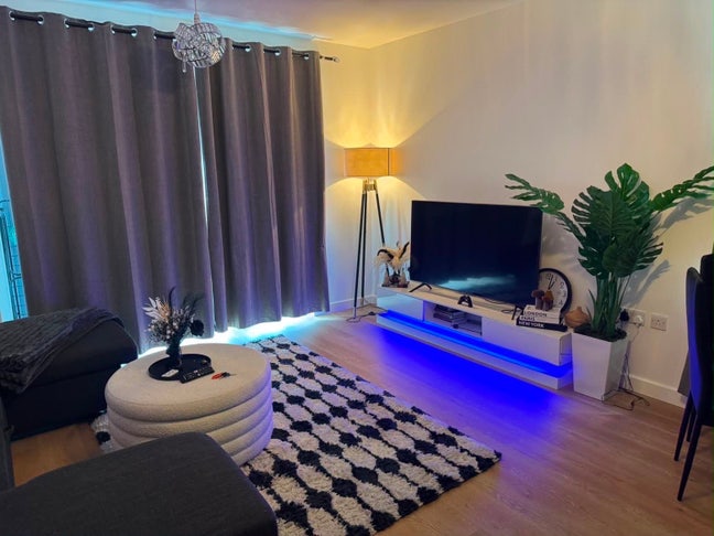 One double room available in a three bedroom flat Main Photo