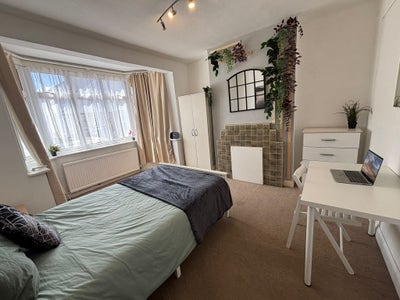 Spacious room in lovely house Main Photo