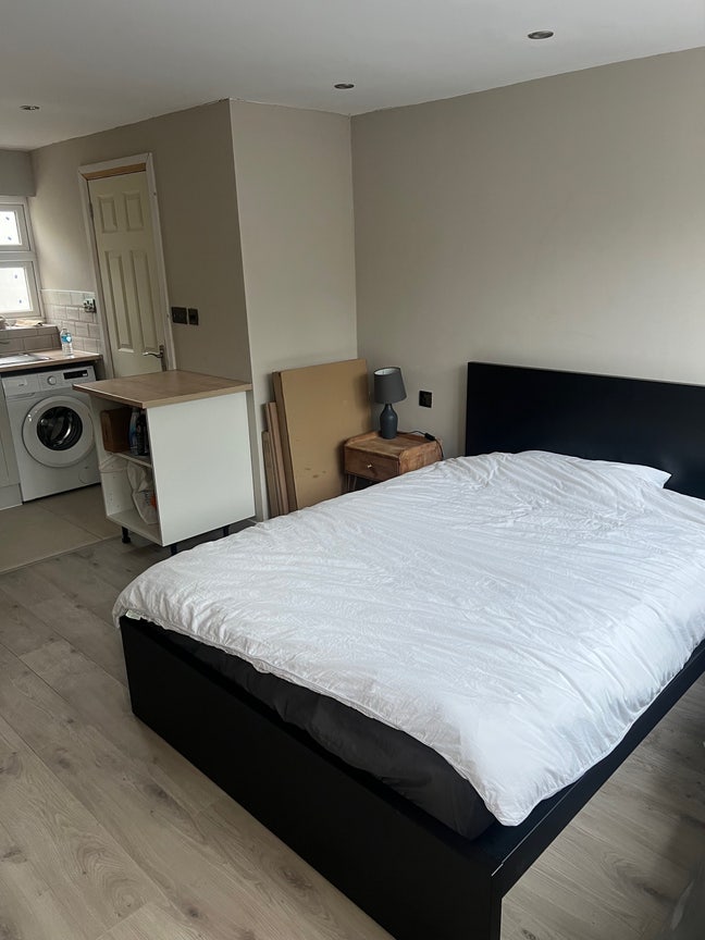 Studio with Kitchen and En-Suite Own Entrance  Main Photo
