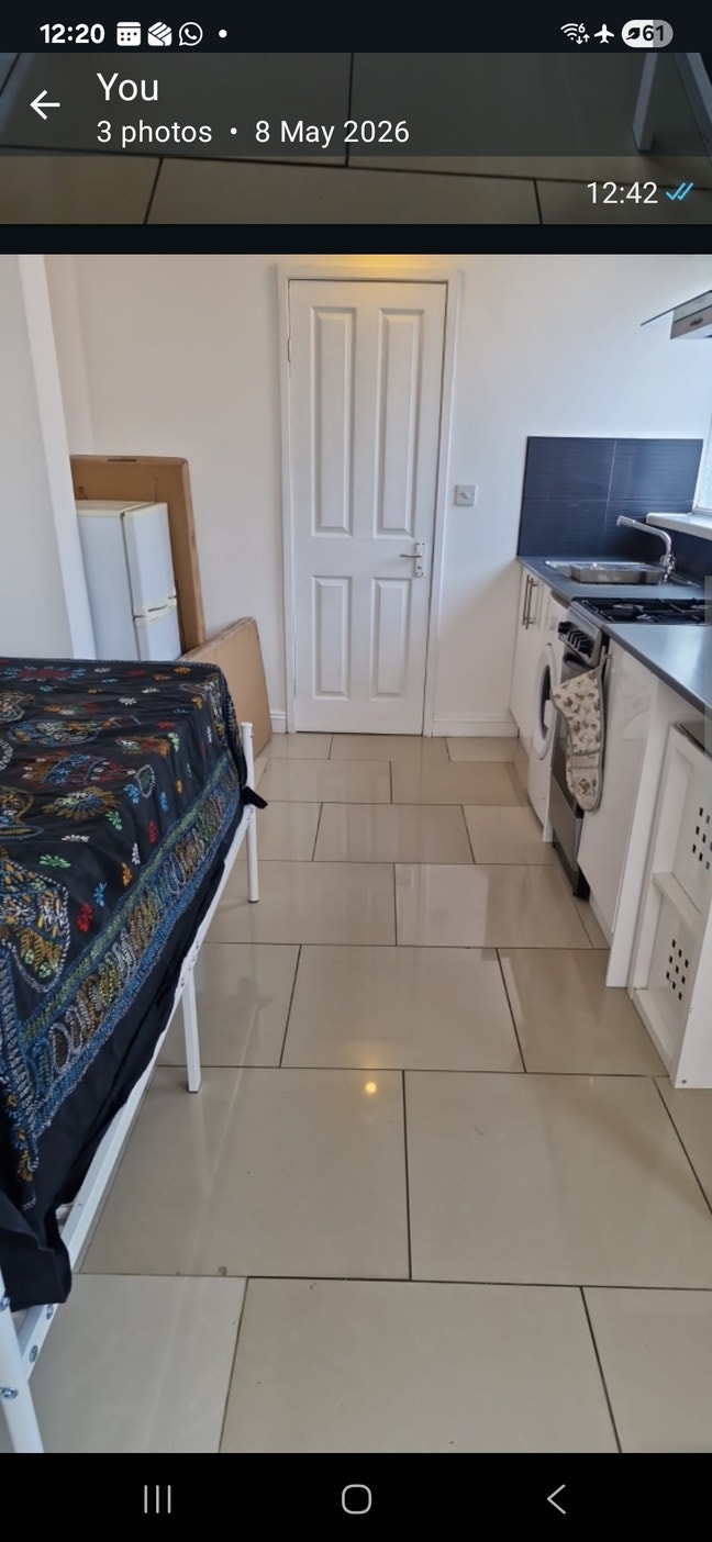 Bedroom with ensuit full furnished kitchen area pr Main Photo