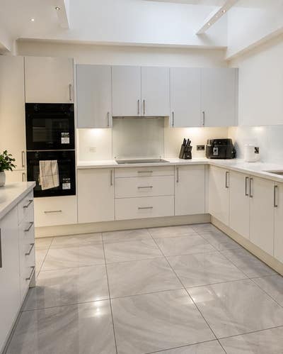 Luxury Room Available – All Bills Included Main Photo