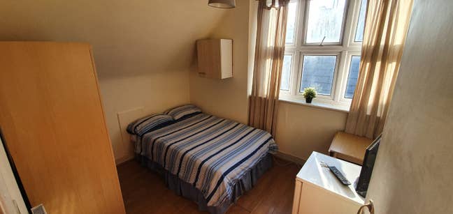 Well Lit room near Wilsden green station  Main Photo