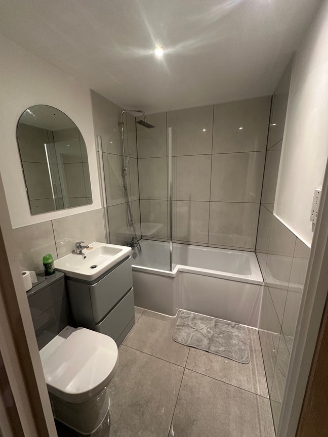 Ilford| Double Room & Primary Bathroom Use  Main Photo