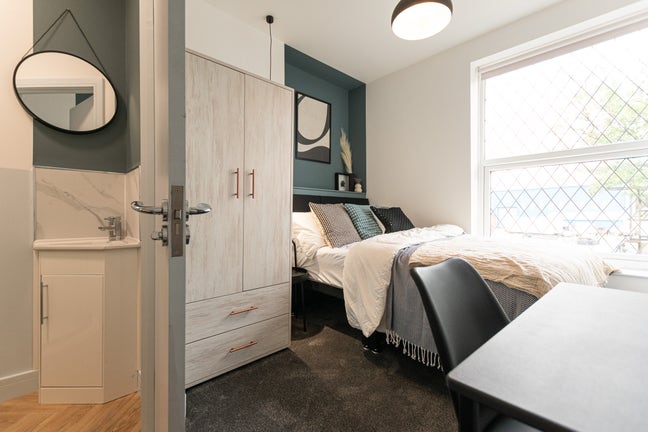 🏡 Stylish Room in Radcliffe – Bills Included 🛏️✨ Main Photo