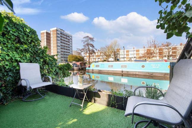 Room available in a stunning canalside house  Main Photo