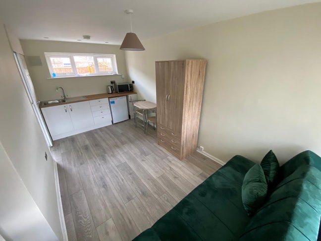 Newly refurbished bedsit Main Photo