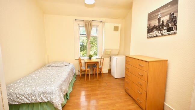 Large well lit room on high street  Main Photo