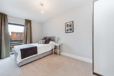 Double room Close to Ealing Broadway Station  Main Photo
