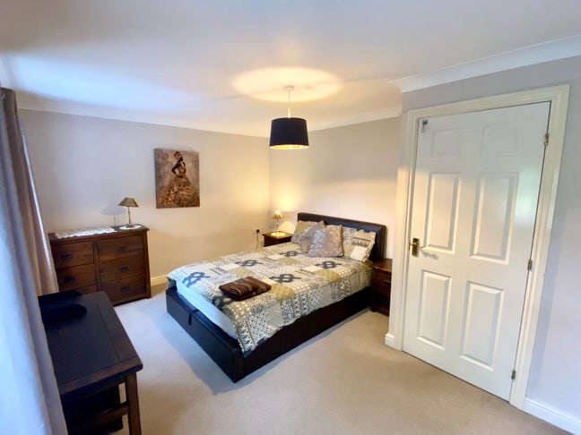 Large Double Bedroom in a professional home Main Photo