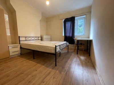 3 Double Rooms in the Same Flat@ Whitechapel Main Photo