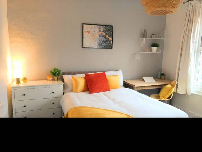Furnished Double Rooms Available in Spacious Share Main Photo