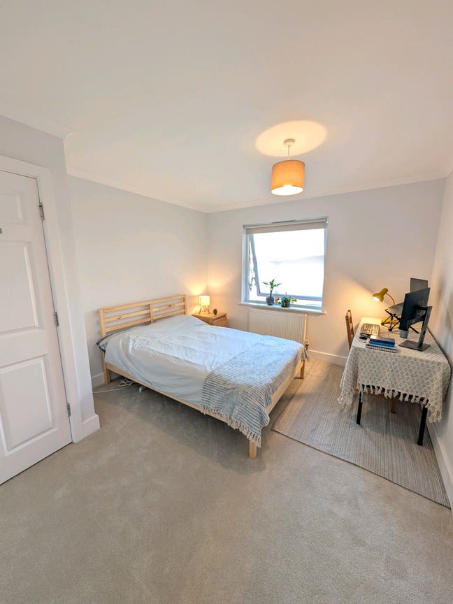 Large ensuite with 1 flatmate two min from station Main Photo