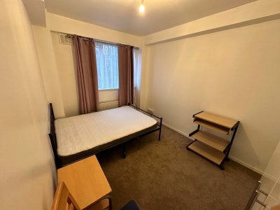Large Double room in Whitechapel . 2 mins walk  Main Photo