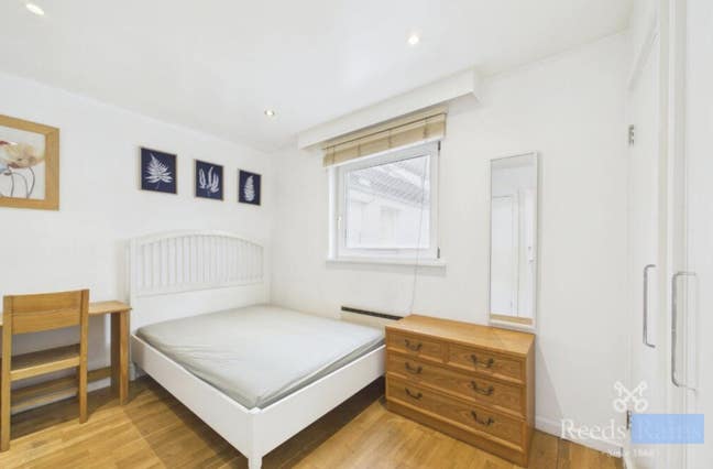 Looking for a housemate for a 2 bed flat! Main Photo