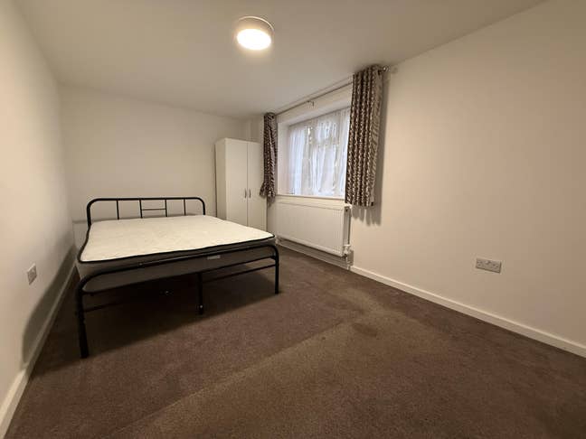 Delightful en-suite bedsit on Oakington Ave Main Photo