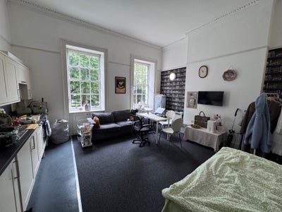📍  Spacious studio available in Berkeley Square! Main Photo