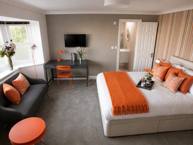 Professional House in Shinfield close to M4 Main Photo