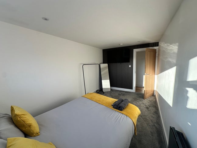 3 Bedrooms - Fully Refurbished Flat Available Now Main Photo