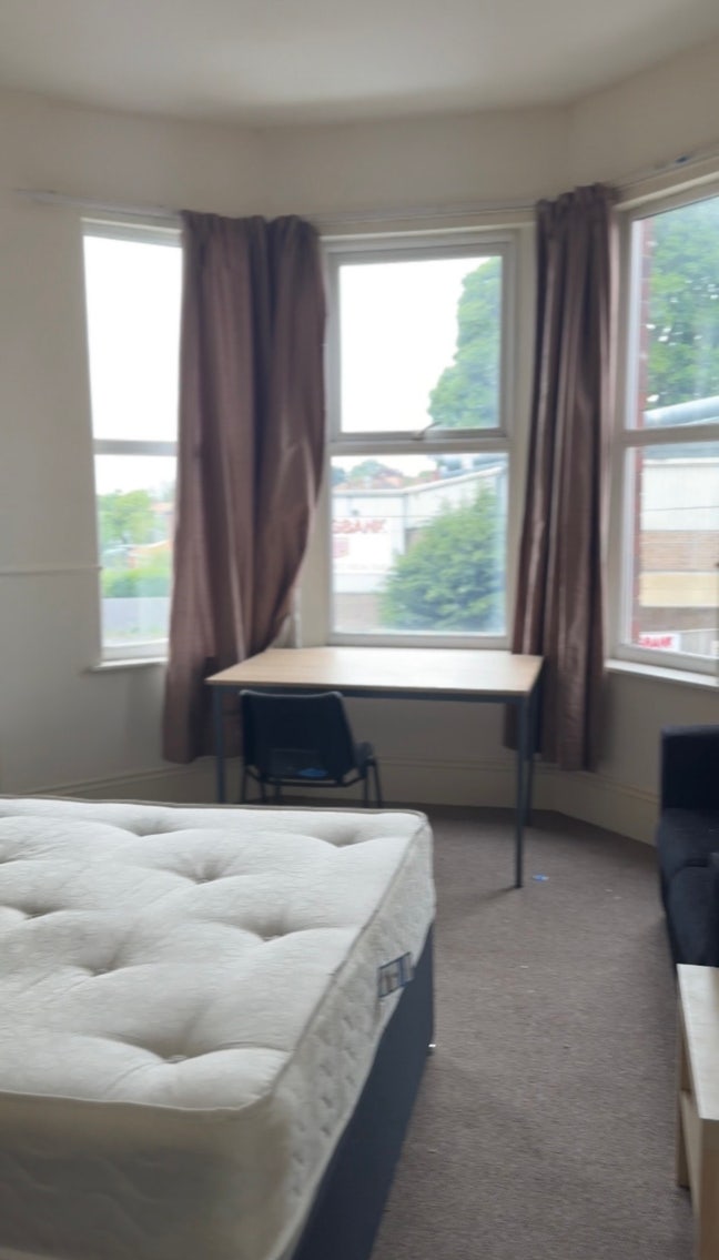 Spacious double room in newly renovated 3BHK Main Photo