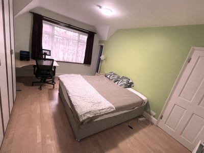 Large Double Room, Quiet location Close to Tube Main Photo