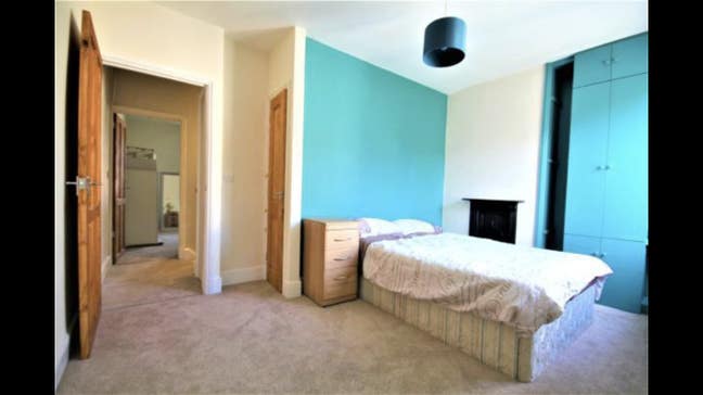 Lovely double room with ensuite & cleaner Main Photo