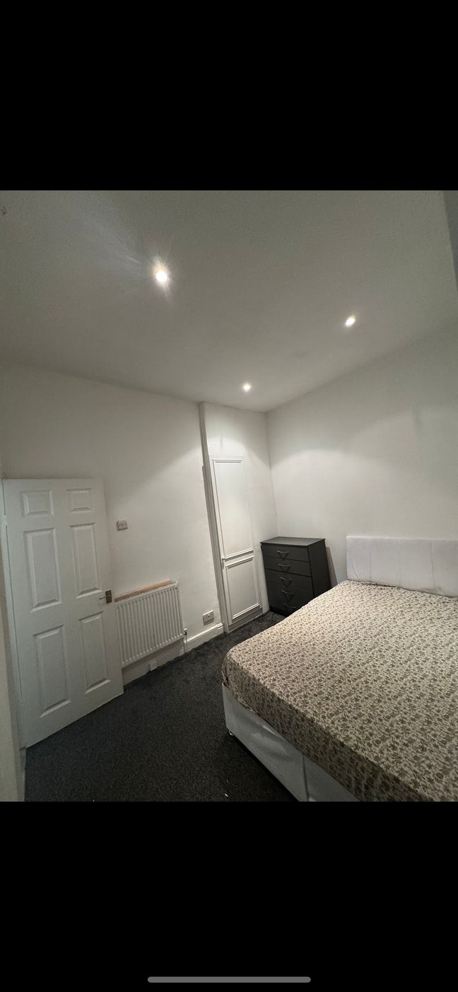 Single / Double room available for Pakistani  Main Photo
