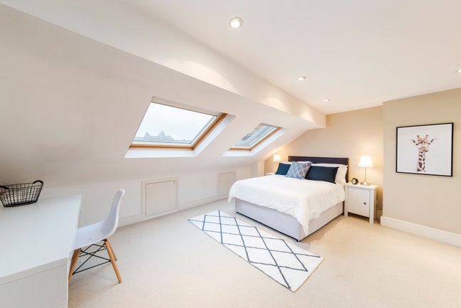 Stunning top floor room next to Clapham South Tube Main Photo