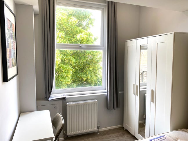 Double room for female in flatshare close to Tube Main Photo