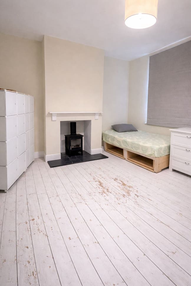 Room for rent in High Street - short term Main Photo