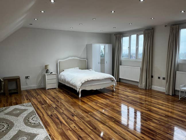 Huge loft room, separate kitchen and ensuite Main Photo