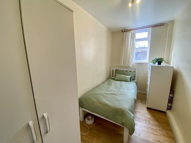 Bright Room Near Oval Station – Bills Included Main Photo