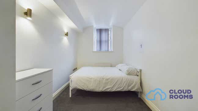 Stunning Bright Double Room – RH12 🏠 Horsham Main Photo