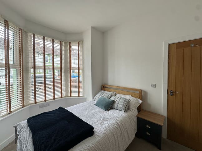 Bright Spacious Ensuite Room | Low Deposit Option Main Photo