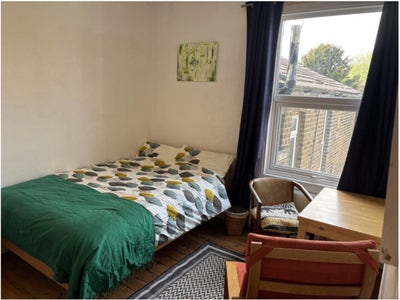 Double room in warm, creative 3-bed flat — Shooter Main Photo
