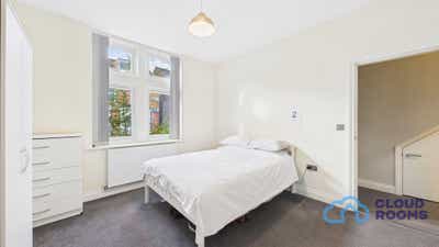 Dazzling Biggest Double Room – RH12 🏠 Horsham Main Photo