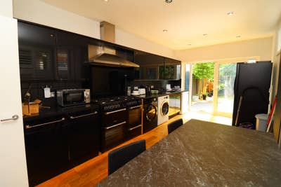 Room Going Fast: Secure This West Ealing Gem Now Main Photo