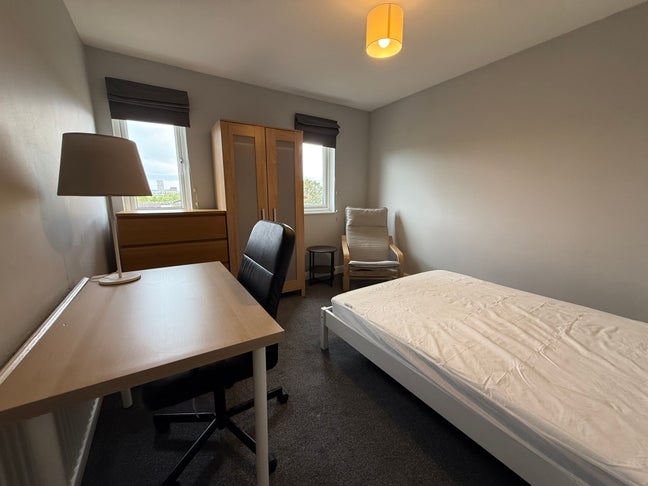 1645 Large room in friendly house for one person Main Photo
