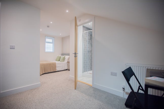 Modern Ensuite Room Available in North End Main Photo