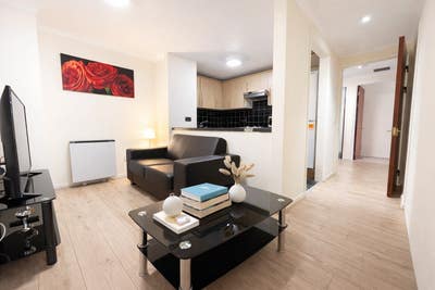Large Two Bedrooms Flat in Earls Court for Short  Main Photo