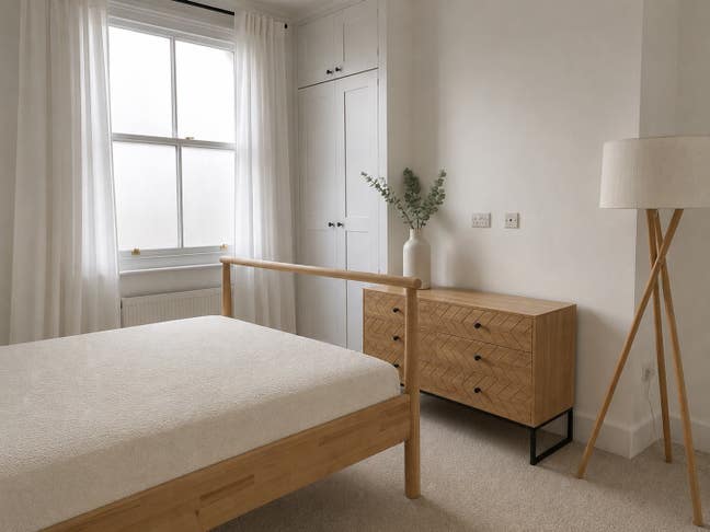 Spacious Double Room in Quiet South Cave Home Main Photo
