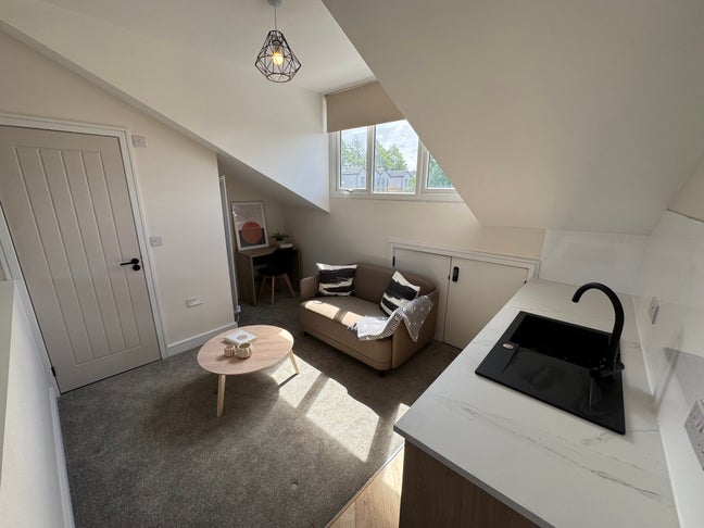 Loft Ensuite w/ Kitchenette | nr Tram 🚋 | Parking Main Photo