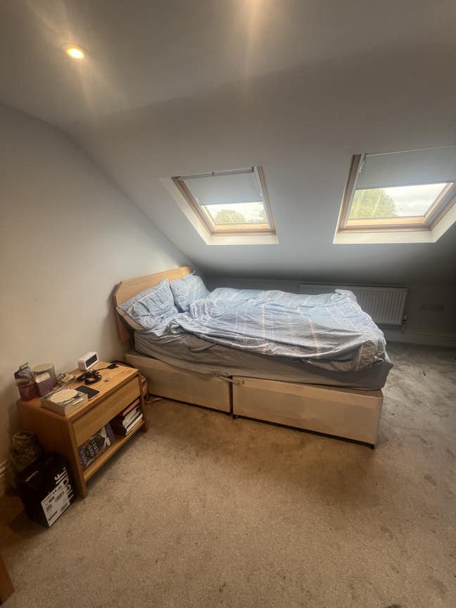 Spacious Attic Room Main Photo