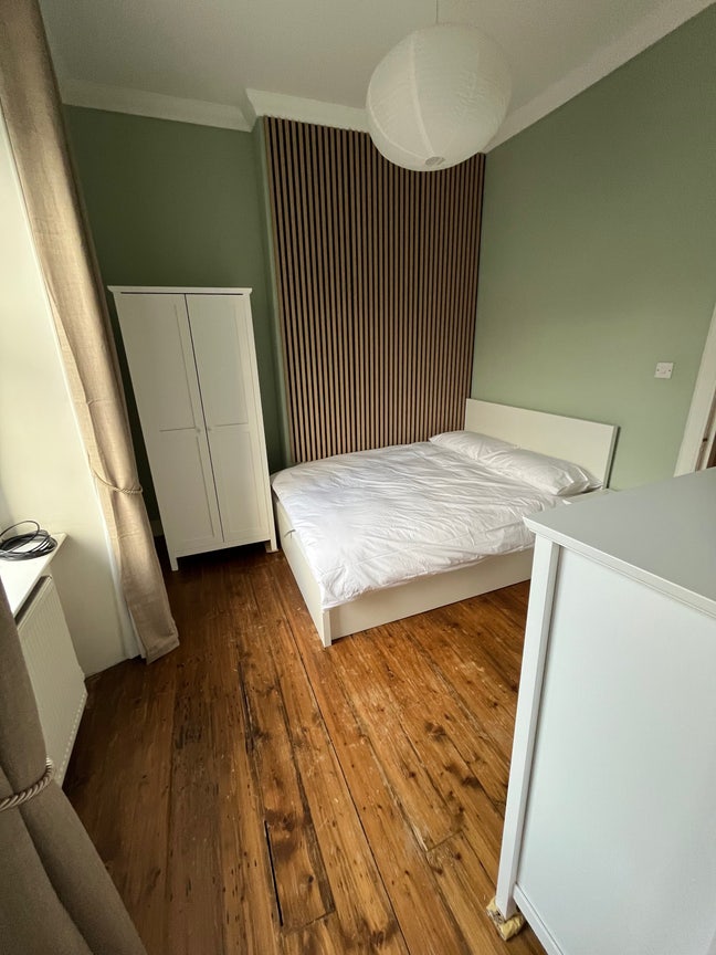 Room to rent in a two bedroom flat Main Photo
